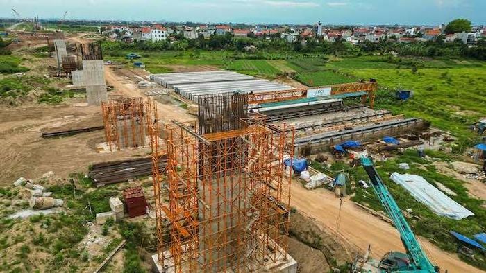 Hàng loạt trụ cầu cạn phía bờ Nam sông Hồng thuộc xã Ô Diên đang được đẩy nhanh tiến độ thi công. Ảnh: Thắng Hoàng.