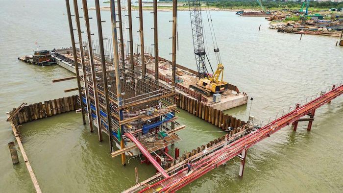 Những trụ cầu đầu tiên của cầu Hồng Hà đang dần lộ diện giữa lòng sông Hồng. Ảnh: Thắng Hoàng.