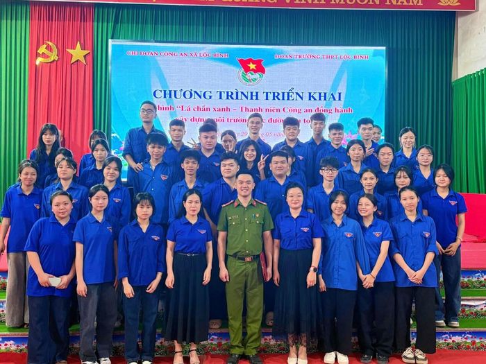 Công an xã Lộc Bình phối hợp cùng trường THPT Lộc Bình xây dựng "lá chắn xanh - học đường an toàn".