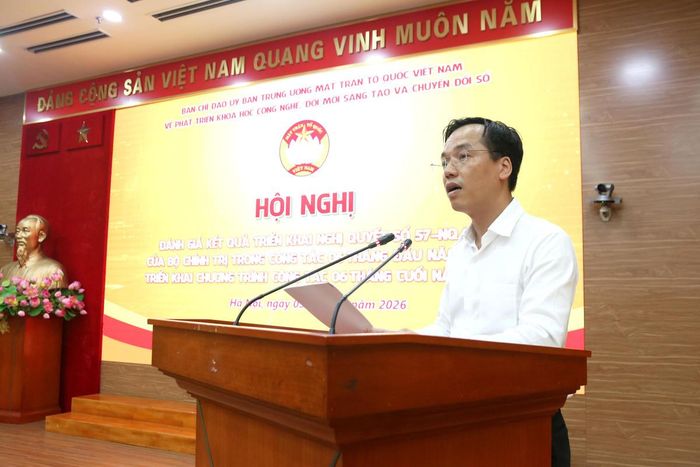 Chánh Văn phòng Cơ quan UBTƯ MTTQ Việt Nam Nguyễn Bình Minh trình bày nội dung báo cáo tại Hội nghị.