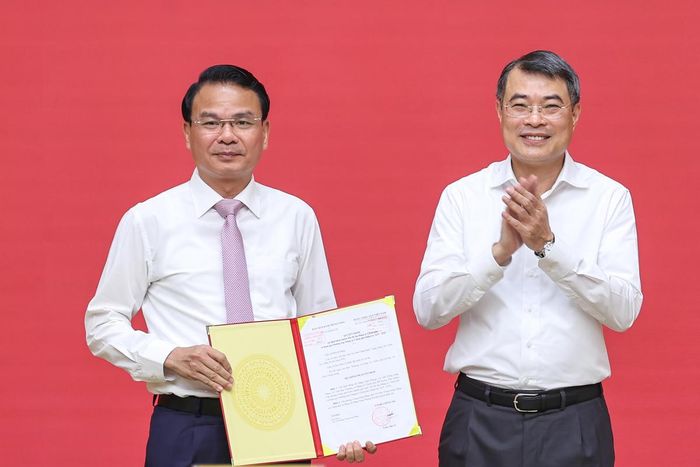 Thủ tướng Lê Minh Hưng trao quyết định cho ông Đặng Xuân Phong, Bộ trưởng, Chủ nhiệm Văn phòng Chính phủ giữ chức Phó Bí thư Đảng ủy Chính phủ - Ảnh: Nhật Bắc 