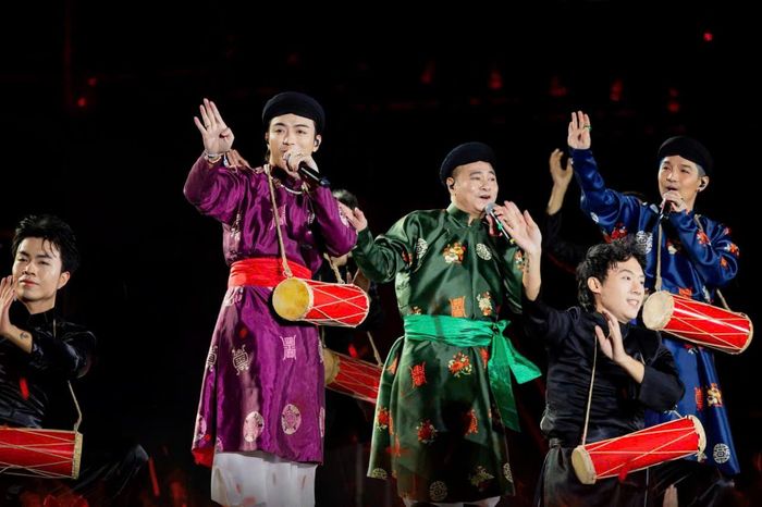  Tiết mục Trống cơm của NSND Tự Long, Soobin Hoàng Sơn và Cường Seven trong concert “Anh trai vượt ngàn chông gai”. Ảnh: BTC 