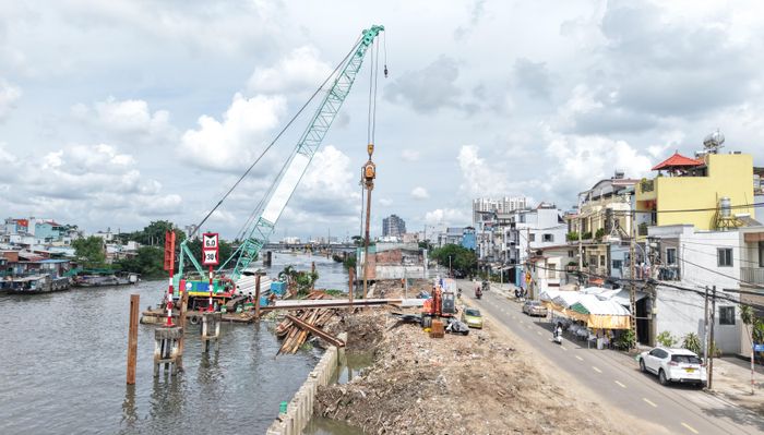  Đến cuối năm 2030, TP phấn đấu hoàn thành công tác di dời 50%, khoảng 20.000 căn nhà trên và ven sông, kênh rạch. Ảnh: THUẬN VĂN 