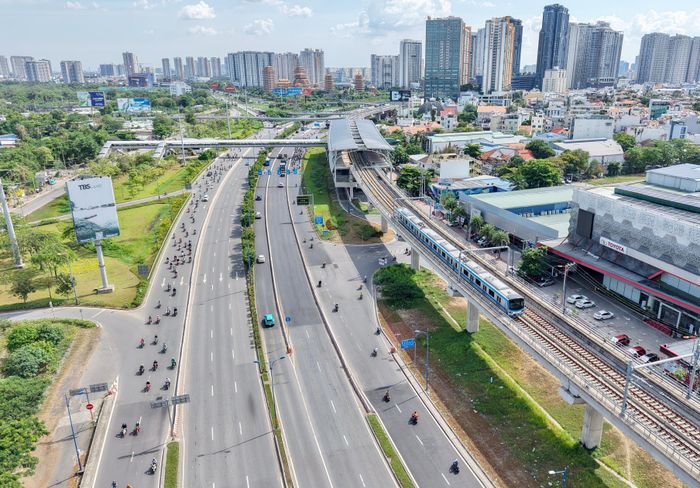 Phát triển mạng lưới đường sắt đô thị là giải pháp then chốt để giải quyết ùn tắc giao thông TP.HCM. Ảnh: THUẬN VĂN 