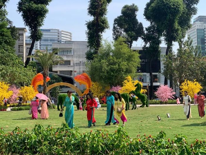  Người dân tham quan, chụp ảnh tại công viên trên khu đất số 8 Võ Văn Tần, phường Xuân Hòa, TP.HCM. Ảnh: THANH TUYỀN 