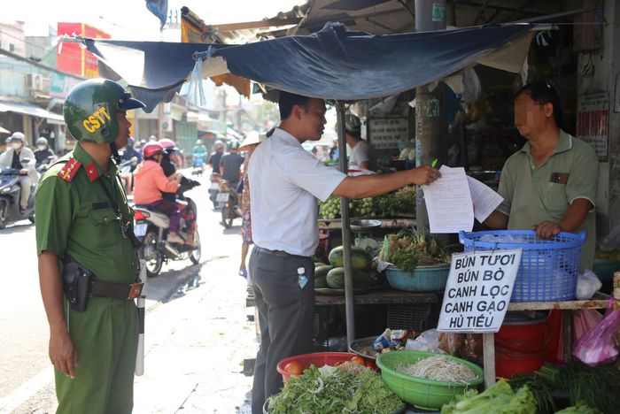  Sau nhiều đợt ra quân quyết liệt, tình trạng buôn bán tự phát quanh khu vực chợ Long Trường đã có nhiều chuyển biến tích cực, góp phần bảo đảm trật tự và mỹ quan đô thị. Ảnh: PHẠM HẢI 