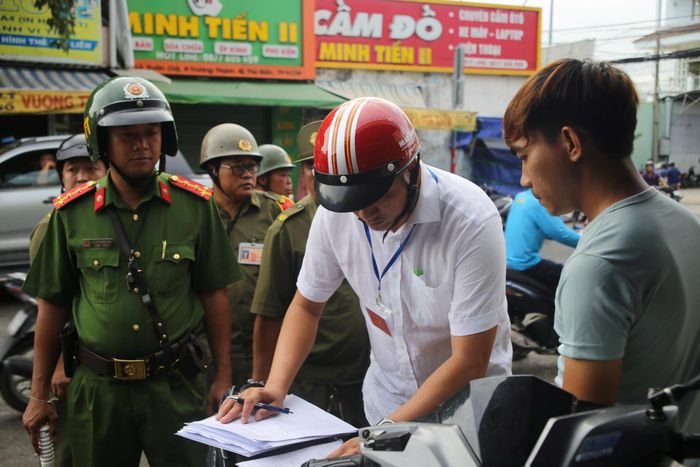  Tổ công tác lập biên bản đối với các trường hợp cố tình vi phạm, tái lấn chiếm lòng đường, vỉa hè dù trước đó đã nhiều lần được nhắc nhở, yêu cầu khắc phục. Ảnh: PHẠM HẢI 