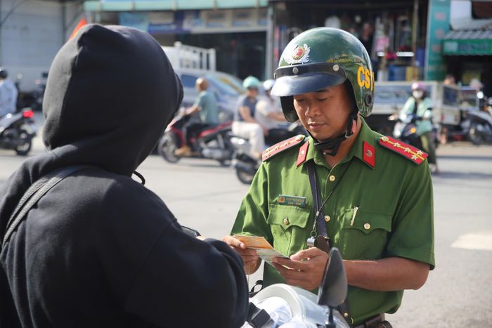  Một trường hợp đậu xe dưới lòng đường bị Cảnh sát trật tự lập biên bản, xử phạt. Ảnh: PHẠM HẢI 
