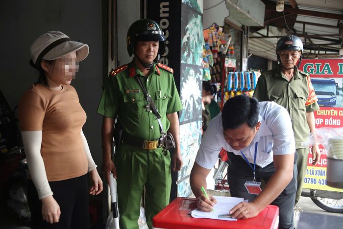  Nhiều hộ kinh doanh được lực lượng chức năng vận động ký cam kết không tái lấn chiếm vỉa hè, lòng đường để buôn bán, kinh doanh sau thời gian dài tuyên truyền, nhắc nhở. Ảnh: PHẠM HẢI 