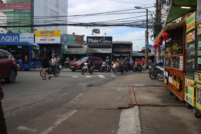  Ngã ba Nguyễn Duy Trinh - Lã Xuân Oai trở nên thông thoáng hơn sau nhiều đợt ra quân kiểm tra, xử lý các trường hợp lấn chiếm lòng, lề đường, vỉa hè để kinh doanh, buôn bán, góp phần bảo đảm trật tự đô thị và an toàn giao thông. Ảnh: PHẠM HẢI 