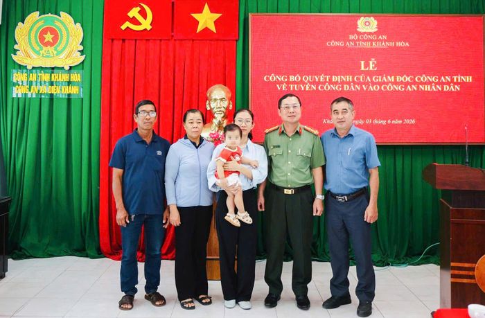 Đại diện Công an tỉnh Khánh Hòa động viên gia đình Thiếu tá Nguyễn Xuân Hải. Ảnh: XH 