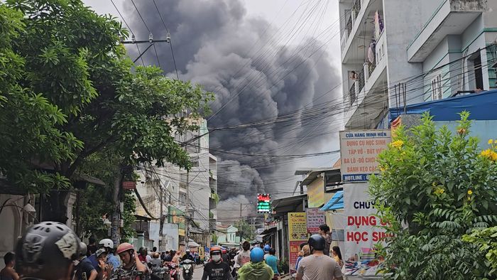  Cảnh sát sau đó có mặt, khống chế, không để đám cháy lan rộng. Ảnh: H.TÂM 