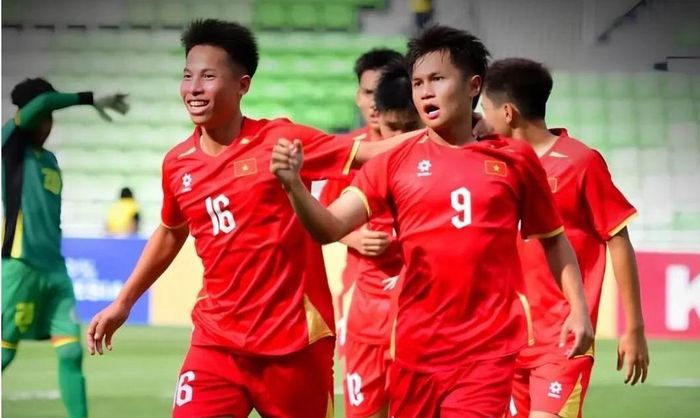  Công Hậu (9) của U-19 Việt Nam có cú hat trick đầu tiên của giải trẻ Đông Nam Á. Ảnh:AFF 