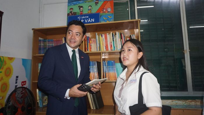  Sau khi kết thúc buổi lễ, ông Étienne Ranaivoson, Tổng lãnh sự Pháp tại TP.HCM dành thời gian tham quan khuôn viên trường và thư viện trường cùng với học sinh. Ảnh: NGUYỄN QUYÊN 