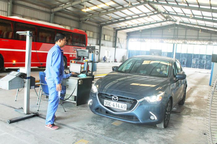  Quy định hiện hành yêu cầu tất cả đăng kiểm viên ô tô phải có trình độ đại học chuyên ngành. Ảnh: V.LONG 