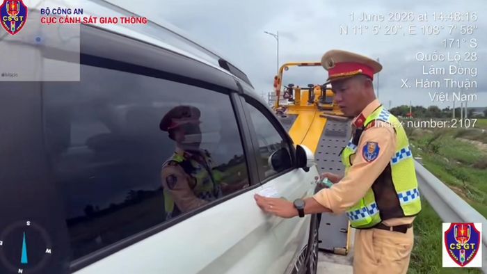  CSGT cẩu xe vi phạm về tạm giữ. 