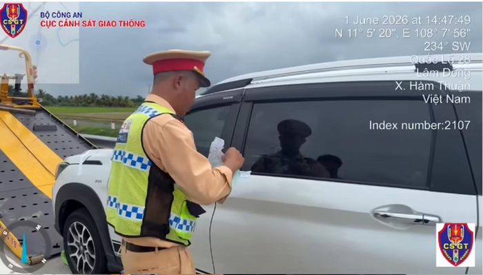  Lực lượng chức năng niêm phong phương tiện. 