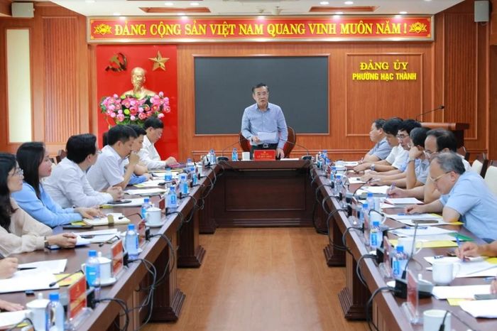  Bí thư Tỉnh ủy Thanh Hóa ông Lê Đức Thái tại buổi làm việc với Đảng ủy phường Hạc Thành. 