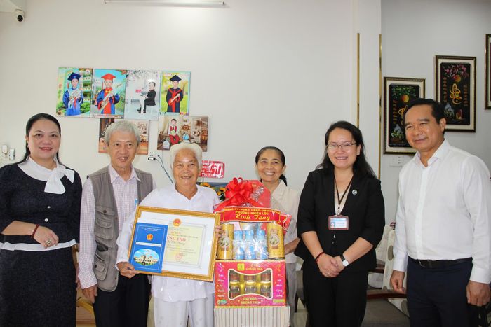  Chủ tịch UBND TP.HCM Nguyễn Văn Được đến thăm, mừng thọ cụ Văn Thị Nượng (90 tuổi) tại phường Nhiêu Lộc. Ảnh: MINH DUNG 
