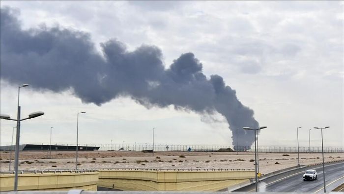 Khói bốc lên từ Sân bay Quốc tế Kuwait vào ngày 2-6. Ảnh: Anadolu 