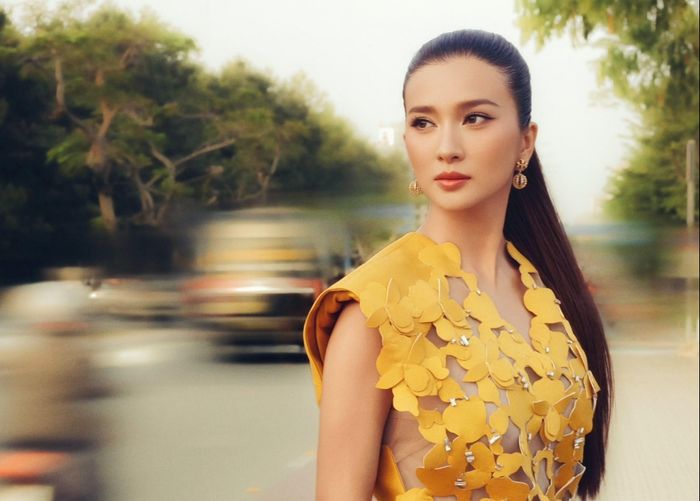 Kim Tuyến thời gian qua còn gây chú ý với mối quan hệ gắn bó bên Đồng Ánh Quỳnh. Cả hai ngày càng thoải mái hơn khi chia sẻ chuyện tình cảm. Thậm chí, Kim Tuyến và Đồng Ánh Quỳnh còn được cho là đang sống chung nhà. Cặp đôi chăm chỉ livestream, chia sẻ về cuộc sống hạnh phúc với nửa kia trên mạng xã hội.