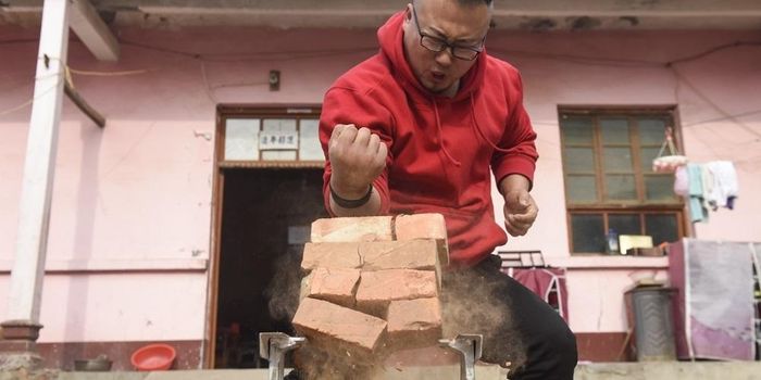  Sau nhiều năm luyện tập Thiết Sa Chưởng, những "bàn tay thép" có thể dùng tay không chẻ gạch. Ảnh: Iqilu. 