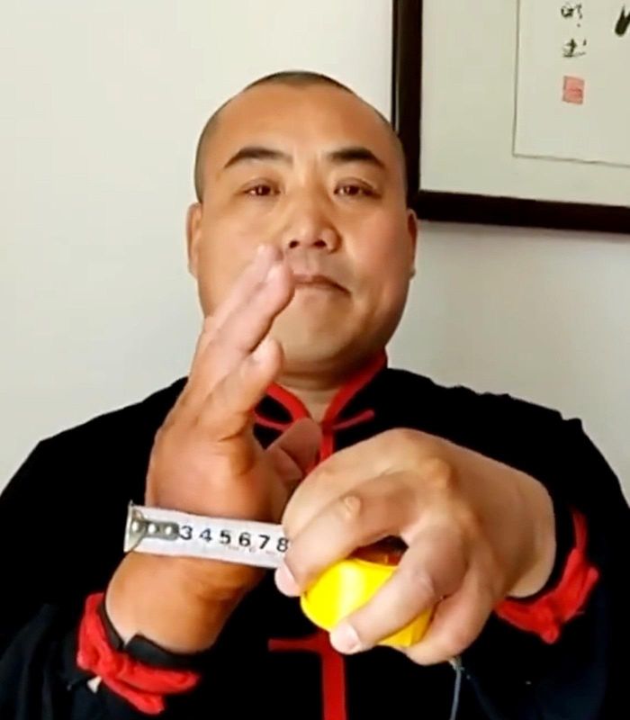  Sau hơn 20 năm tập luyện bền bỉ, ông Trương có bàn tay dày bất thường. Ảnh: Dexerto. 