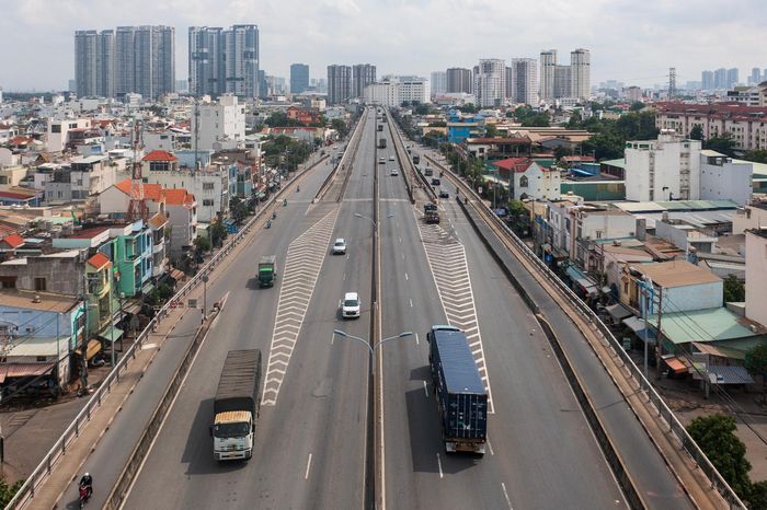  Tại khu vực chân cầu phía phường Tân Thuận, nhờ hệ thống biển báo từ xa và các lộ trình thay thế được công bố trước đó, nhiều tài xế đã chủ động lựa chọn hướng đi phù hợp, giúp giảm áp lực cho khu vực thi công. 