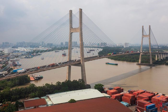  Cầu Phú Mỹ được đưa vào khai thác năm 2009 với tổng vốn đầu tư hơn 2.000 tỷ đồng. Từng là cầu dây văng có nhịp chính lớn nhất Việt Nam, công trình đóng vai trò quan trọng trong mạng lưới giao thông đô thị TP.HCM, đặc biệt là kết nối tuyến Vành đai 2 với khu vực cảng biển phía Đông thành phố. 