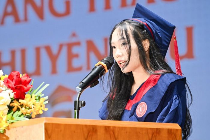 Huyền đại diện học viên phát biểu tại lễ tốt nghiệp. Ảnh: HUST.