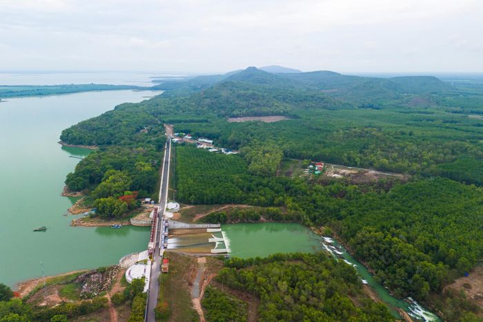  Bao quanh hồ Dầu Tiếng là quần thể núi Cậu rộng khoảng 1.600 ha, được công nhận là Di tích - Danh thắng cấp tỉnh từ năm 2007. Nơi đây nổi tiếng với chùa Thái Sơn, suối Trúc còn giữ nét hoang sơ cùng những cung đường đi bộ xuyên rừng. Khu vực được đánh giá còn nhiều dư địa để phát triển một số sản phẩm du lịch hấp dẫn nhằm thu hút du khách trong và nước ngoài. 