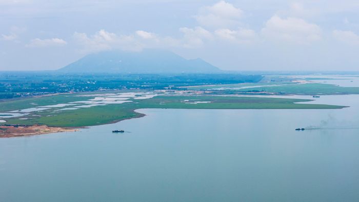  Hồ không chỉ cung cấp nước tưới tiêu, sinh hoạt, khu vực quanh hồ còn có nhiều bãi đất thoải, rừng cây và các điểm ngắm cảnh đẹp, phù hợp phát triển du lịch sinh thái, cắm trại, trải nghiệm thiên nhiên, thể thao ngoài trời và du lịch nghỉ dưỡng cuối tuần cho du khách từ TP.HCM và các tỉnh lân cận. 