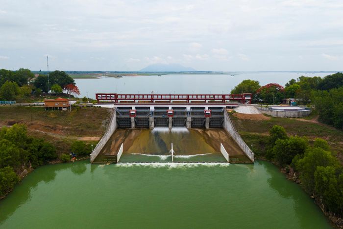  Một trong những đặc điểm nổi bật của xã là sở hữu một phần diện tích hồ Dầu Tiếng. Hồ có diện tích lưu vực hơn 270 km2, dung tích 1,58 tỷ m3, cung cấp nước sinh hoạt, sản xuất, phòng lũ và chống xâm nhập mặn cho hạ du sông Sài Gòn, Vàm Cỏ Đông. 