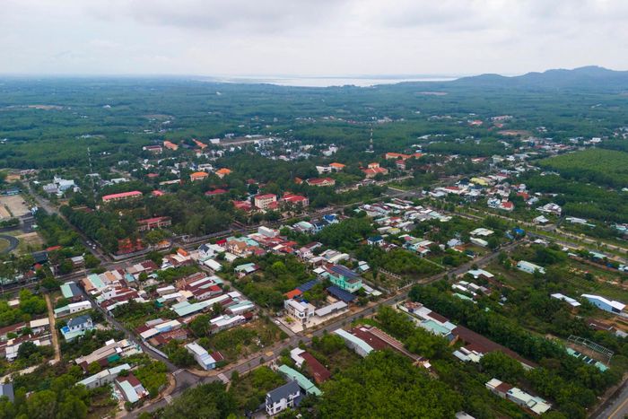 Được hình thành trên cơ sở hợp nhất từ thị trấn Dầu Tiếng cũ và đáp ứng các tiêu chí theo quy định, xã Dầu Tiếng được đánh giá có nhiều lợi thế trong lộ trình chuyển lên phường. Việc nâng cấp lên phường sẽ tạo điều kiện thuận lợi để địa phương phát huy lợi thế du lịch vốn có, thu hút đầu tư hạ tầng giao thông, đồng thời nâng cao chất lượng sống của người dân. 