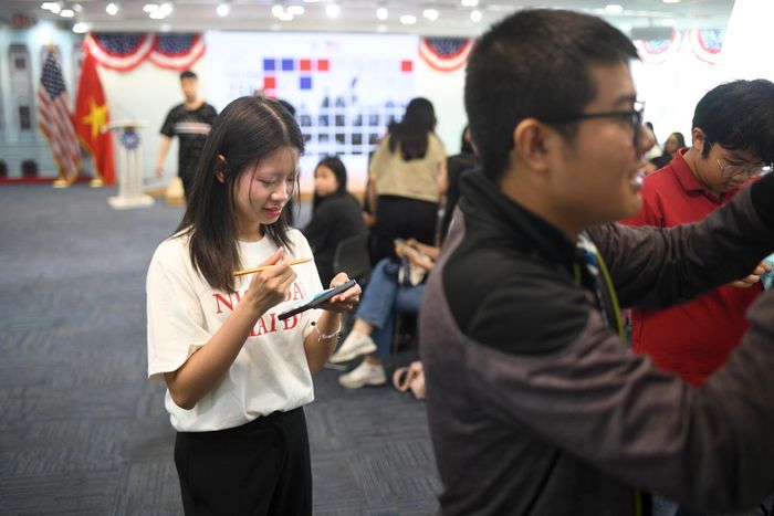  Không khí tại sự kiện rất ấn tượng, khác so với kỳ vọng ban đầu của tôi. Chúng tôi được tương tác, trao đổi, tham khảo rất nhiều tài liệu minh họa từ tranh, ảnh, phim... 
