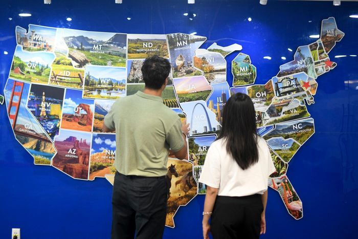  Tôi được một tình nguyện viên giới thiệu về bản đồ 50 tiểu bang của nước Mỹ. Tấm bản đồ được trình bày khá thú vị, cung cấp cho chúng tôi nhiều thông tin về lịch sử, địa lý của từng tiểu bang. 