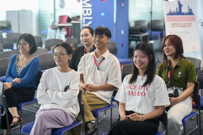  Tôi cũng bất ngờ với cách tình nguyện viên người Mỹ giới thiệu về chính đất nước và những nhân vật lịch sử nước họ. 