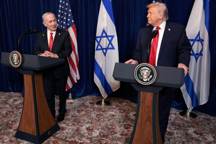  Tổng thống Mỹ Donald Trump và Thủ tướng Israel Benjamin Netanyahu tổ chức họp báo sau cuộc gặp tại câu lạc bộ Mar-a-Lago của ông Trump ở Palm Beach, Florida (Mỹ) tháng 12/2025. Ảnh: Reuters. 