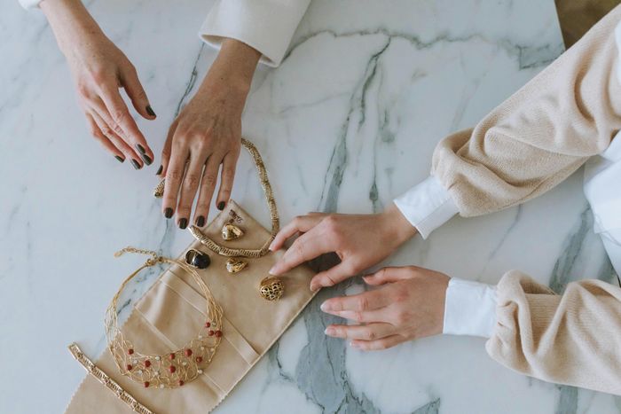  Giấy tờ kiểm định và lịch sử sử dụng là những yếu tố cần được kiểm tra kỹ. Ảnh minh họa: Anastasia/Pexels.