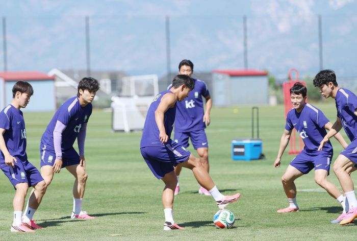  Son Heung-min cùng các cầu thủ Hàn Quốc mang đôi giày màu hồng trong buổi tập. 