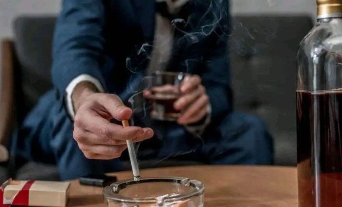  Uống rượu bia và hút thuốc lá lâu năm là yếu tố quan trọng làm tăng nguy cơ mắc ung thư và nhiều vấn đề sức khỏe nghiêm trọng. Ảnh: DepositPhotos. 
