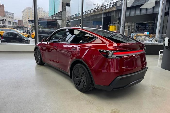  Tesla đã mất gần một nửa thị phần tại khu vực trong năm 2025 do sự cạnh tranh ngày càng gay gắt, đặc biệt từ các thương hiệu xe điện Trung Quốc, cùng với việc thiếu các mẫu xe hoàn toàn mới trong danh mục sản phẩm. 