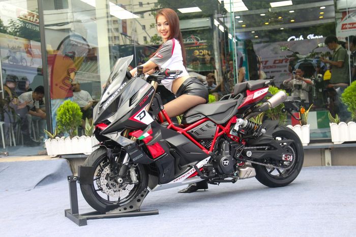  Đơn vị kinh doanh cho biết trong năm 2026, chỉ 25 chiếc Italjet Dragster 700 Twin Premium Edition được mang về Việt Nam, dành cho các khách hàng đã đăng ký trước. Mẫu môtô phân khối lớn có giá 428 triệu đồng, được xem là lựa chọn thú vị dành cho những người yêu thích kiểu dáng maxi-scooter nhưng muốn trải nghiệm cảm giác lái thuần cơ khí hơn. 