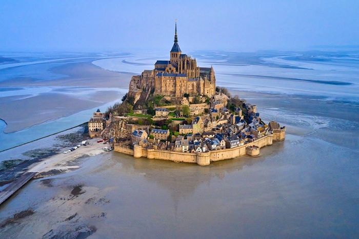  Mont Saint-Michel như một pháo đài nổi trên mặt nước Đại Tây Dương. Ảnh: Tuul &amp; Bruno Morandi. 
