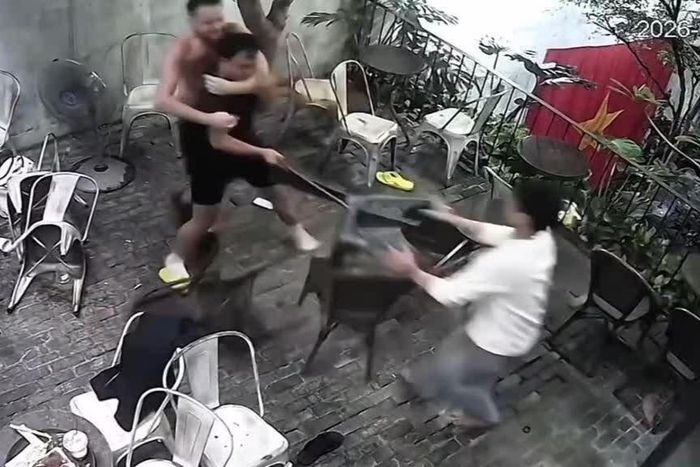  Camera an ninh ghi lại cảnh hỗn loạn bên trong quán cà phê ở Đà Nẵng đêm 29/5. Ảnh: Cắt từ video.