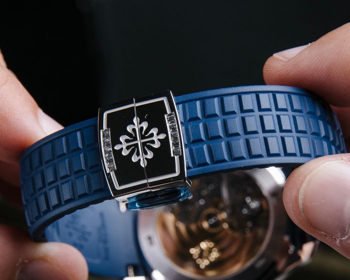  Tổng cộng, cỗ máy sử dụng 72 viên sapphire baguette, tương đương 5,29 carat; 38 viên kim cương baguette, tương đương 2,03 carat; và 160 viên kim cương brilliant-cut, tương đương 0,71 carat. Bên trong mẫu đồng hồ là bộ máy tự động Caliber 26-330 S, có mức dự trữ năng lượng 45 giờ và tần số dao động 28.800 nhịp/giờ. Bộ máy cùng rotor trung tâm bằng vàng 21K có thể quan sát qua mặt đáy sapphire. Ảnh: Expertyco.