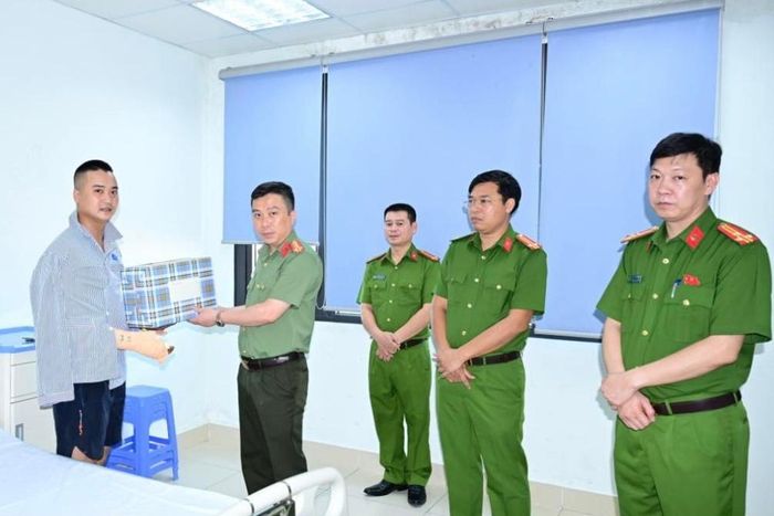  Đại tá Lê Trung Sơn thăm hỏi, động viên chiến sĩ công an phường Gia Viên. Ảnh: Công an phường Gia Viên. 