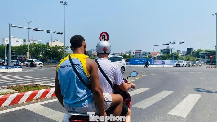  Trao đổi với PV Tiền Phong, lãnh đạo Sở Văn hóa, Thể thao và Du lịch cho hay đơn vị tăng cường nhắc nhở các cơ sở lưu trú, công ty lữ hành tuyên truyền du khách chấp hành luật pháp, quy định, an toàn giao thông. Du khách nước ngoài đến Việt Nam phải tôn trọng và thực hiện nghiêm các quy định của pháp luật. Các lực lượng chức năng tại Đà Nẵng cũng tăng cường tuần tra, nhắc nhở, xử lý các trường hợp vi phạm giao thông. Năm 2023, Trạm CSGT Hòa Hải xử lý 50 trường hợp với tiền phạt 237 triệu đồng đối với người nước ngoài vi phạm an toàn giao thông. Năm 2024, có 106 trường hợp với số tiền phạt hơn 300 triệu đồng. Năm 2025 có 17 trường hợp bị xử phạt. 