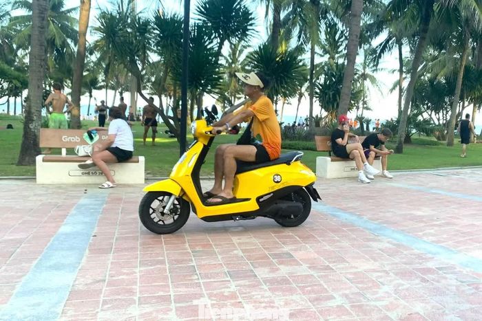  Không chỉ không đội mũ, nhiều "quái xế" còn phóng nhanh, vượt ẩu, leo lên cả vỉa hè dành cho người đi bộ. Chị Thu Hằng (phường An Hải) chia sẻ: "Tôi bắt gặp khá nhiều khách nước ngoài không đội mũ bảo hiểm, phóng nhanh. Có một lần, tôi suýt chút nữa bị họ tông. Mỗi lần thấy người nước ngoài chạy ẩu, tôi vừa lo lắng cho họ, vừa lo cho chính bản thân mình". 