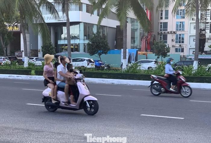  Tuyến đường biển tấp nập, nhiều người vẫn bất chấp không đội mũ bảo hiểm để đảm bảo an toàn khi ra đường, đặc biệt còn chở theo cả trẻ em. 